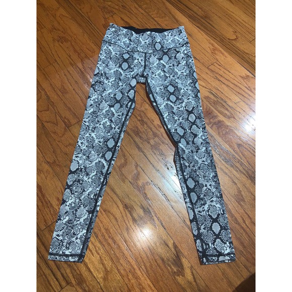 Victoria's Secret Sport Knockout Athletic Leggings Size Small Gray Snake Print - Picture 1 of 2